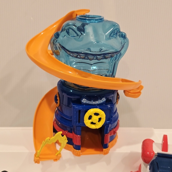 Squinkies Hot Wheels Shark Attack Tank Dispenser and Space Shuttle Set with Gi J - Picture 6 of 16